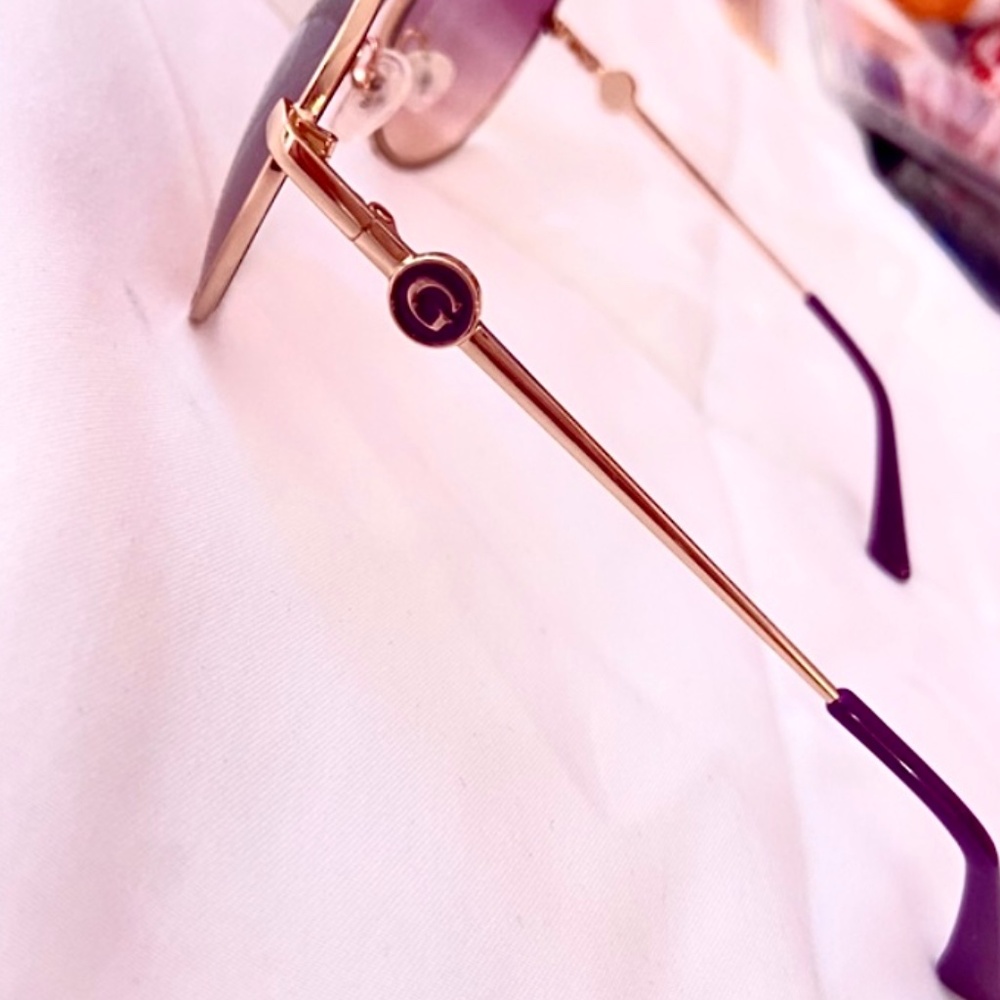NWOT GUESS Aviator Shape Rose Gold Trim Purple-Tinted Shades Classic Sunglasses - Picture 2 of 5